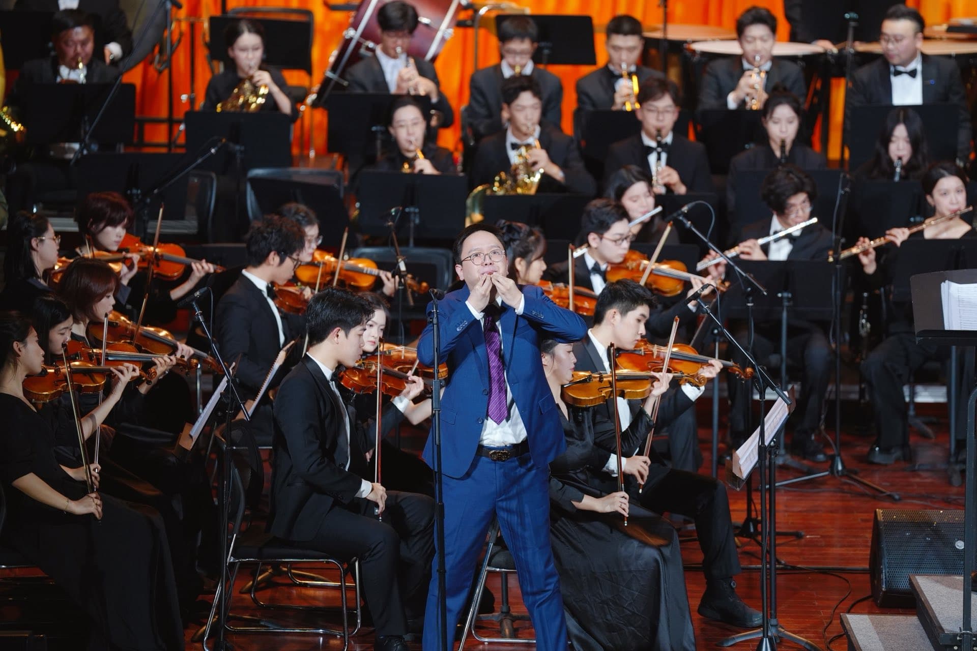 口笛独奏与交响乐团演出现场